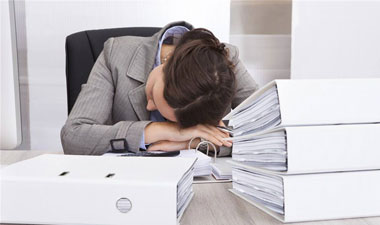 趴在桌上午休对视力危害大！