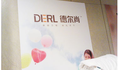 金秋时节，德尔尚销售部忙于参加各区域代理商订购会。