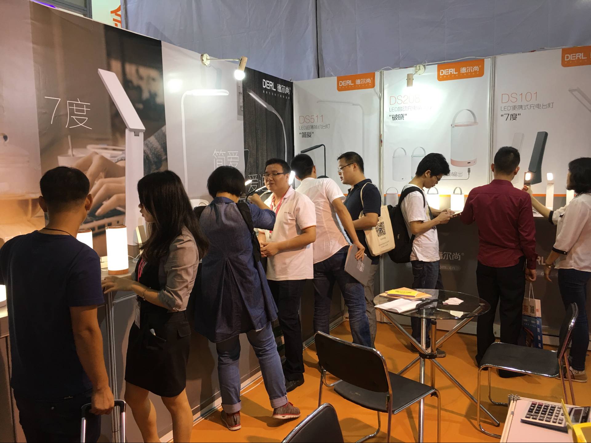 以“光”会友，德尔尚“吸粉”深圳秋季礼品展